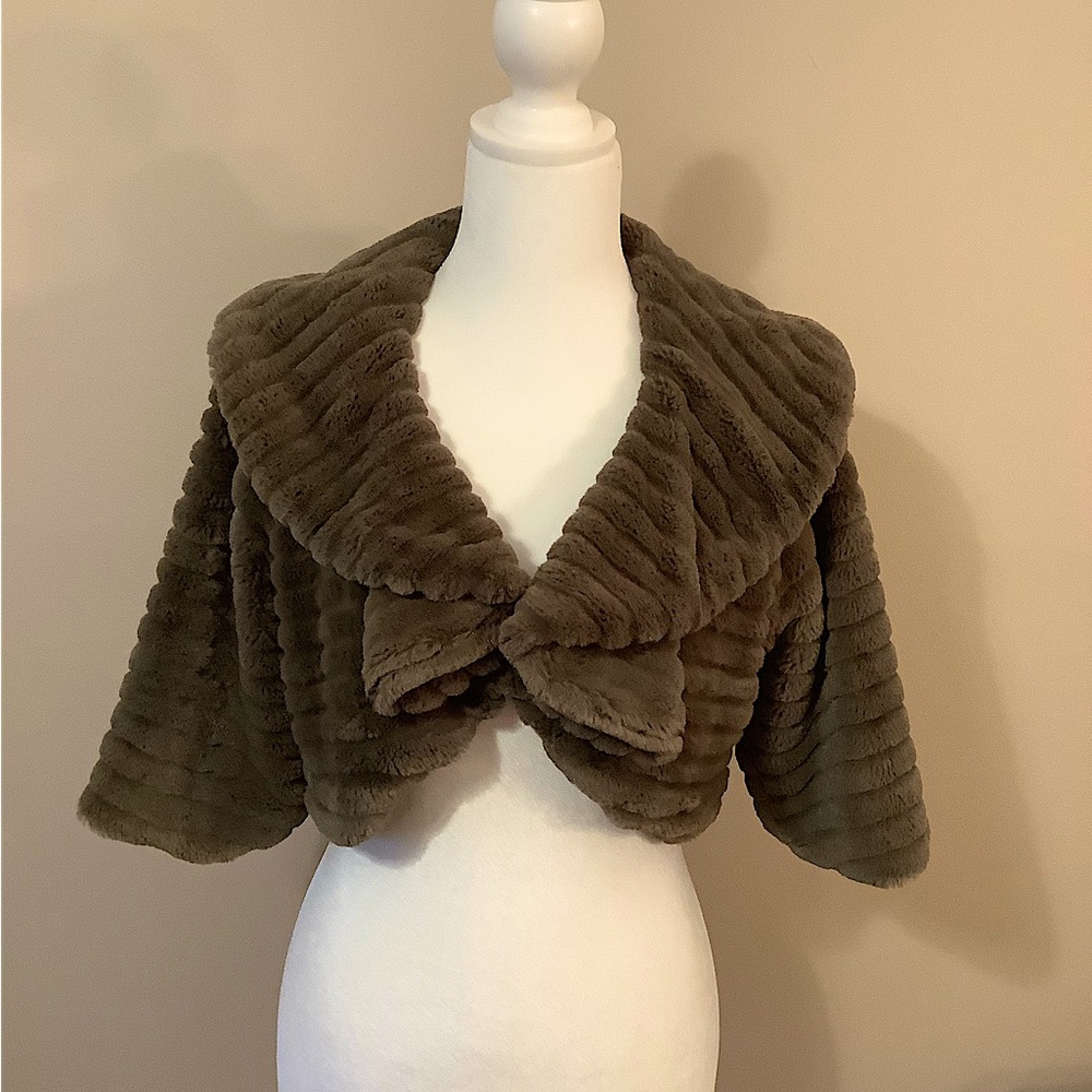Forever 21 faux fur shrug, medium, great condition